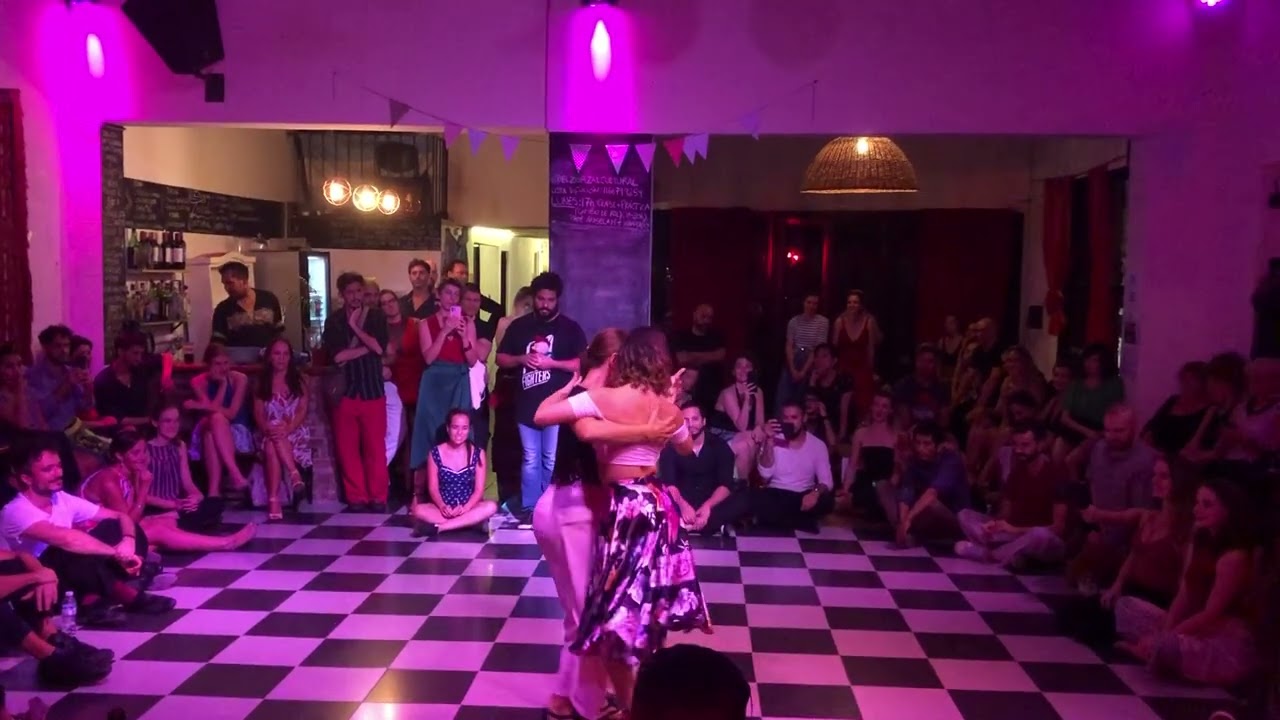 Silvina Valz y Victoria Ramirez. Milonga P’al que se va.Zitarrosa .