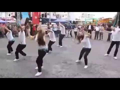 Sindhi lado _ _"rakh sandliya the per mujh mor lada ".                      .