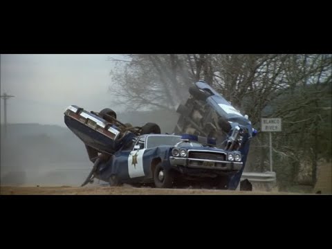 Classic '70s Mopar squad car chase action