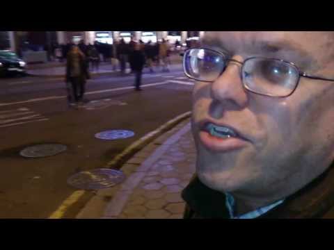 Färgglad fontän underhåller i Barcelona.