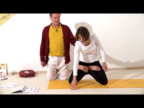 Yoga-Berghaltung mit Händen in Namaste Mudra vor der Brust - Yoga Asana Lexikon