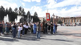 Գյումրիում խաչերթի մասնակիցներն աղոթել են Միքայել եւ Բագրատ սրբազանների, Սամվել Կարապետյանի համար