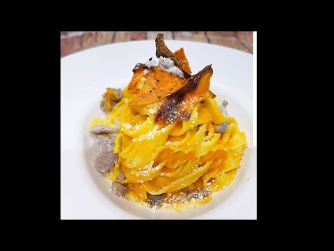 Fettuccine con crema di zucca, salsiccia e chips di zucca, Pumpkins pasta recipe