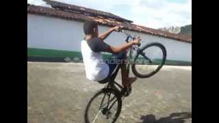 preview picture of video 'empinando bicicleta'