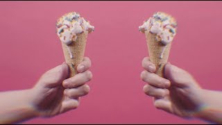 Musik-Video-Miniaturansicht zu Dear Future Self (Hands Up) Songtext von Fall Out Boy