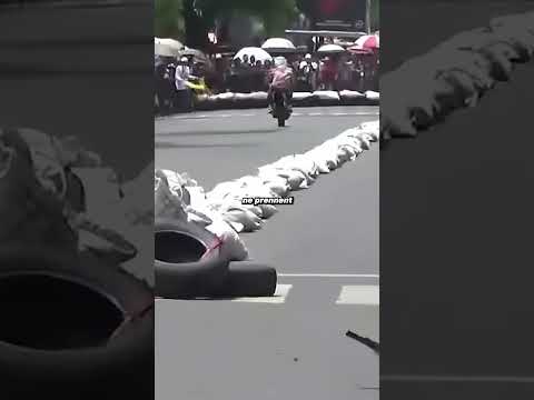 Mais pourquoi il a fait ça ?#sport #moto
