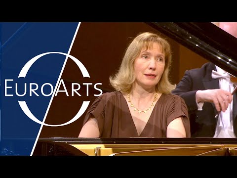 Fabio Luisi conducts Beethoven's Piano Concerto No. 1 in C Major, Op. 15 (Margarita Höhenrieder)