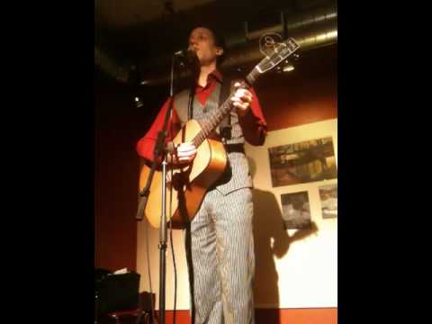 Ola Aurell uppträder på Hagagatan 48 den 14 april 2010