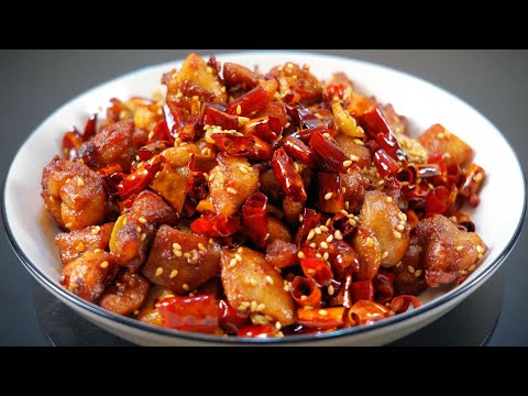 饭店的辣子鸡为什么又香又酥？大厨教你家里自己做，只要把鸡丁腌制好了，做出来的辣子鸡丁，鸡肉超多，又香又脆，麻辣适中，略带回甜，特别入味。#辣子鸡 #辣子鸡丁 #麻辣鸡块 #香辣鸡#香酥鸡#炸鸡丁