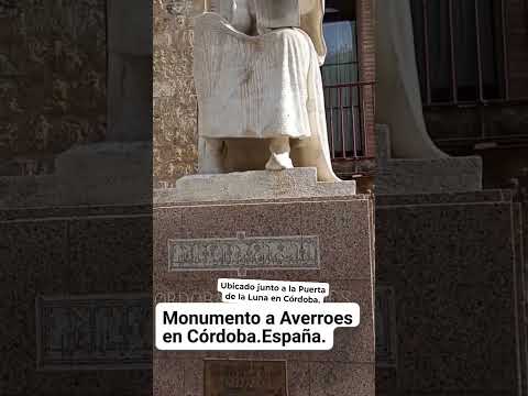 MONUMENTO A AVERROES: UBICADO JUNTO A LA PUERTA DE LA LUNA EN CÓRDOBA. España.