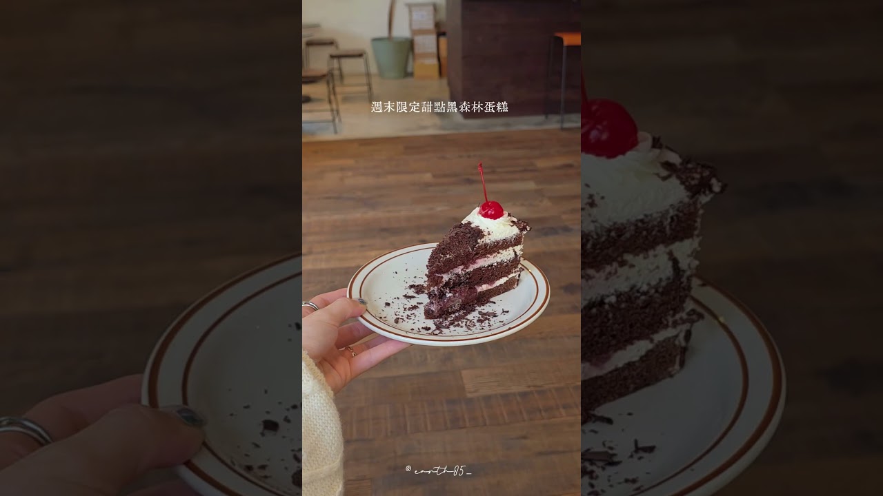 存了好久的長屋咖啡趁著放假到台中第一站就跑來這！在民宅內低調的轉角，那天天氣非常好，陽光灑在長屋內真的非常舒服。點份酸種麵包搭配青醬、起司及德式香腸，非常好吃