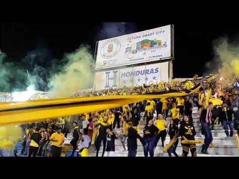 "Recibimiento de la Mega Barra contra Olimpia - Final Copa Premier 2020" Barra: Mega Barra &bull; Club: Real España