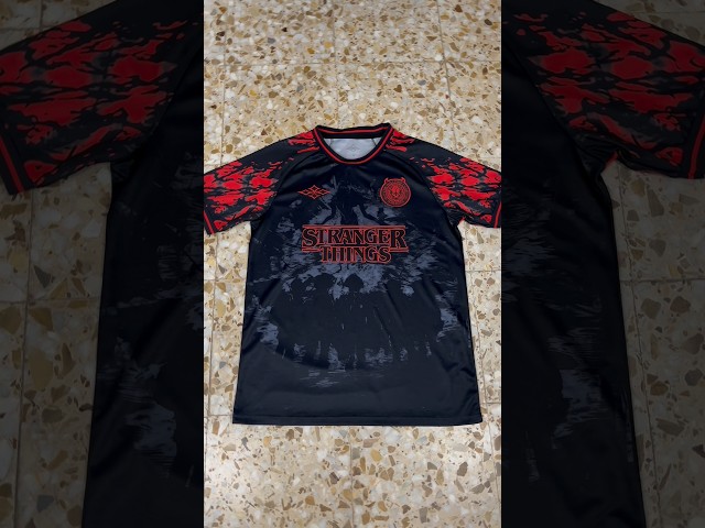 Vídeo relacionado con Stranger Things Vintage Hawkins High Hellfire Camiseta, Hombre, Azul Bebé, XXL