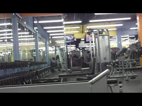 Joe Powell doing shoulders