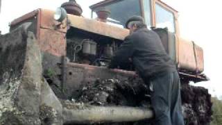 preview picture of video 'Запуск двигателя СМД на тракторе ДТ-75 - Starting the engine RMA'