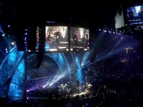 U2 DOES GIMME SHELTER WITH MICK JAGGER & FERGIE -- ROCK N' ROLL HALL OF FAME -- MSG
