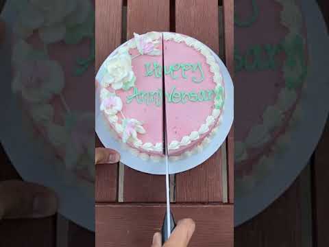 How to Cut a Round Cake Cleanly | Cutting a Cake