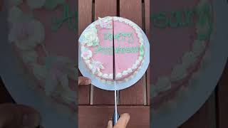 How to Cut a Round Cake Cleanly | Cutting a Cake