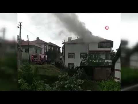 Başkent’te evin çatısına düşen yıldırım yangın çıkardı