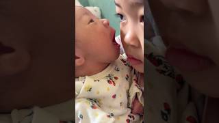 3歳姉、妹に襲われる😂#赤ちゃん#姉妹#おもしろ#shorts