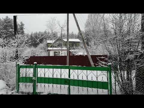 Снег шёл. Мело. Кругом бело. Хрустит негромко под ногами. Весна у нас.