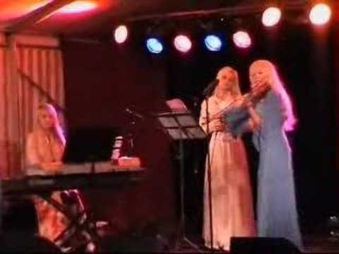 Linda Lampenius, Sofia Källgren and Carina E. Nilsson performing Swedish folkmelody
