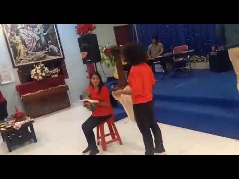 Peragaan dua orang bersaudara Maria dan Martha