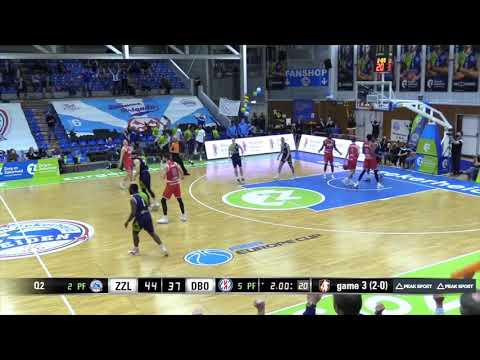 Riley LaChance met de no-look assist op Nick King voor de slam dunk tijdens Game 3 van de DBL-finale