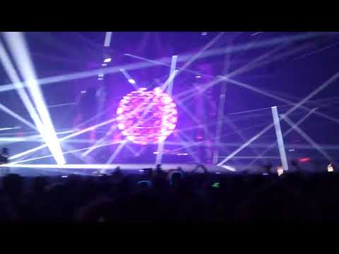 Da Tweekaz drops: Evanescence/ Haliene - Bring Me To Life (Da Tweekaz Remix) at Gelredome Arena