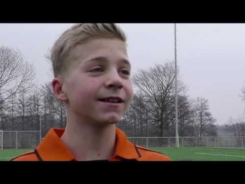 Kampioenen VCB D1 en E1 na laatste wedstrijd met platte kar naar Biezenmortel