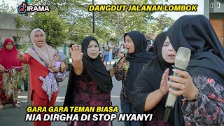 Download lagu Dengan Sedih Nia Dirgha Nyanyi Teman Biasa Bikin Ibu Penonton Dangdut Jalanan Menyetopnya mp3