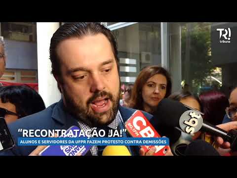 Estudantes e servidores da UFPR fazem protesto contra demissões