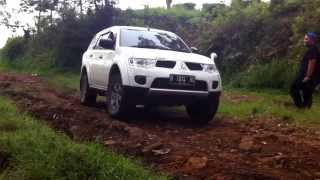 preview picture of video 'Pajero challenger sport offroad redland indonesia'