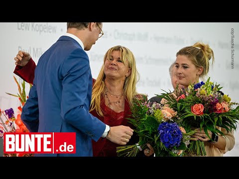Corinna & Gina Schumacher Den Tränen nahe nehmen sie den NRW Staatspreis für Michael entgegen