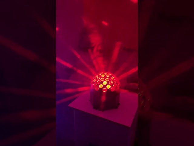 Vídeo relacionado con Boland - 00749 - Pendientes de bola de discoteca con luz LED, bisutería luminosa para carnaval, discoteca, festival