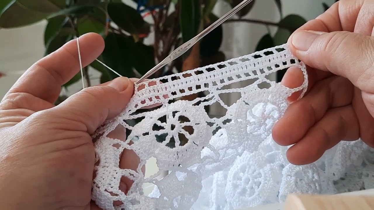 biała ażurowa bluzka rękawki i dekolt