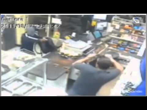 Salvadoreño se defiende con su corbo en asalto a su tienda