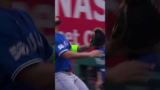 Wait for Vladdy's reaction to this catch from Lenyn Sosa ????