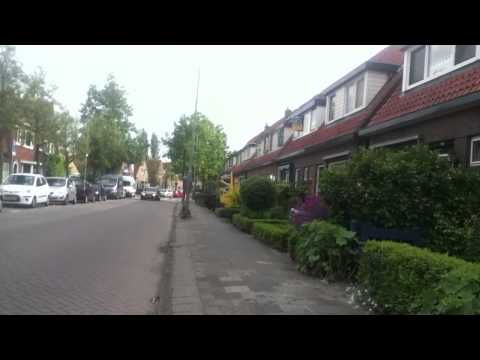 Politieauto en politiemotor met sirenes naar Krommenie Eikenlaan
