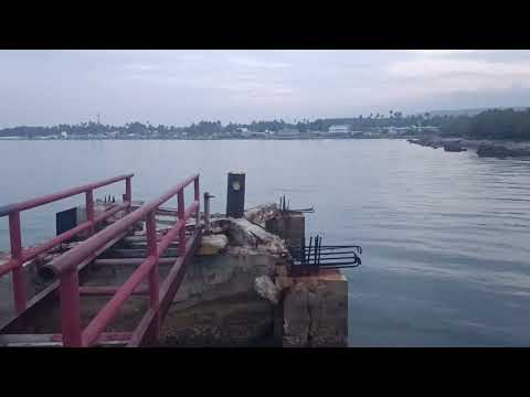 kapal yang terdampar akibat tsunami palu di dermaga LPG palu