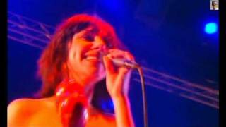 PJ Harvey Eurockeennes 2004 - Down By The Water (PJ laughing)