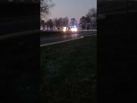 brandweer Wesepe komt aan bij grote brand in stal in Heeten. 1 maart 2023.