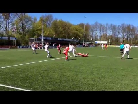 Zouaven - Foresters: John Hauwert pakt een gele kaart wegens vasthouden.