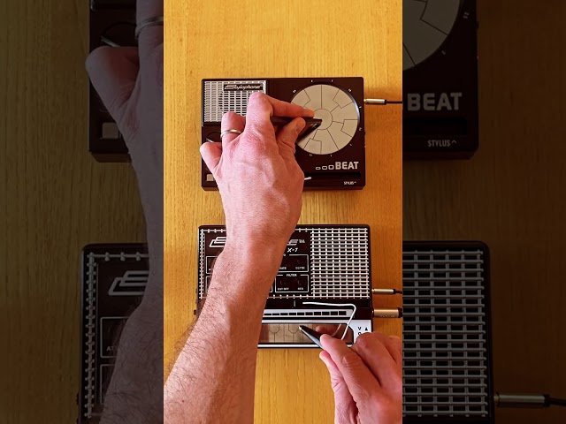 Vídeo relacionado con Stylophone Beat con Estuche de Transporte - Máquina Compacta de Tambor Stylus | 4 Kits de Batería y 4 Sonidos de Graves | Beat Maker | Bucle de Tambor