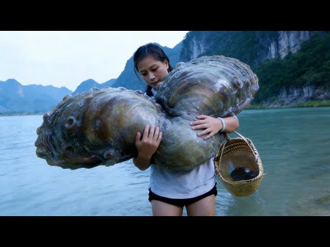 The girl obtained a unique and extraordinary pearl from a two headed river clam
