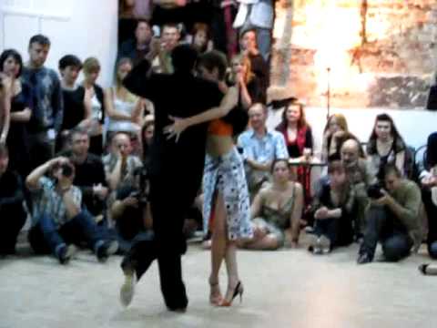  Rodrigo Palacios  and  Agustina Berenstein  are  dancing  to  the  tango  "  Pocas Palabras  "  by  Ricardo Tanturi
