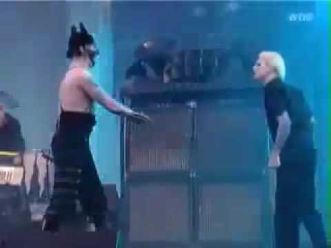 Marilyn Manson kicks John 5