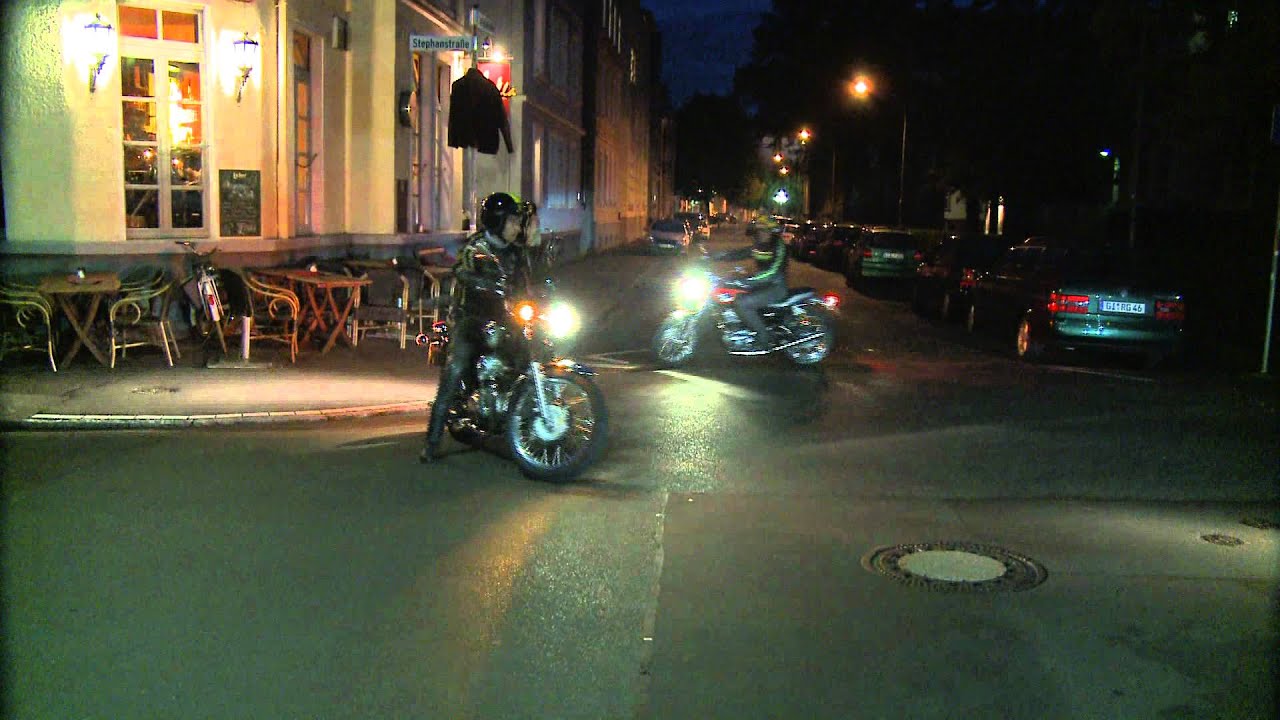 Kawasaki W800 in Fahrt.wmv