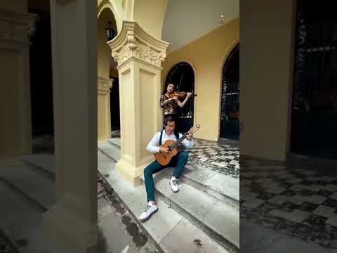 Un bálsamo para el alma: Chiquitita, dime por qué... 😍👉🏽Pablo Paz (requinto) y Lina Cadena (violín).