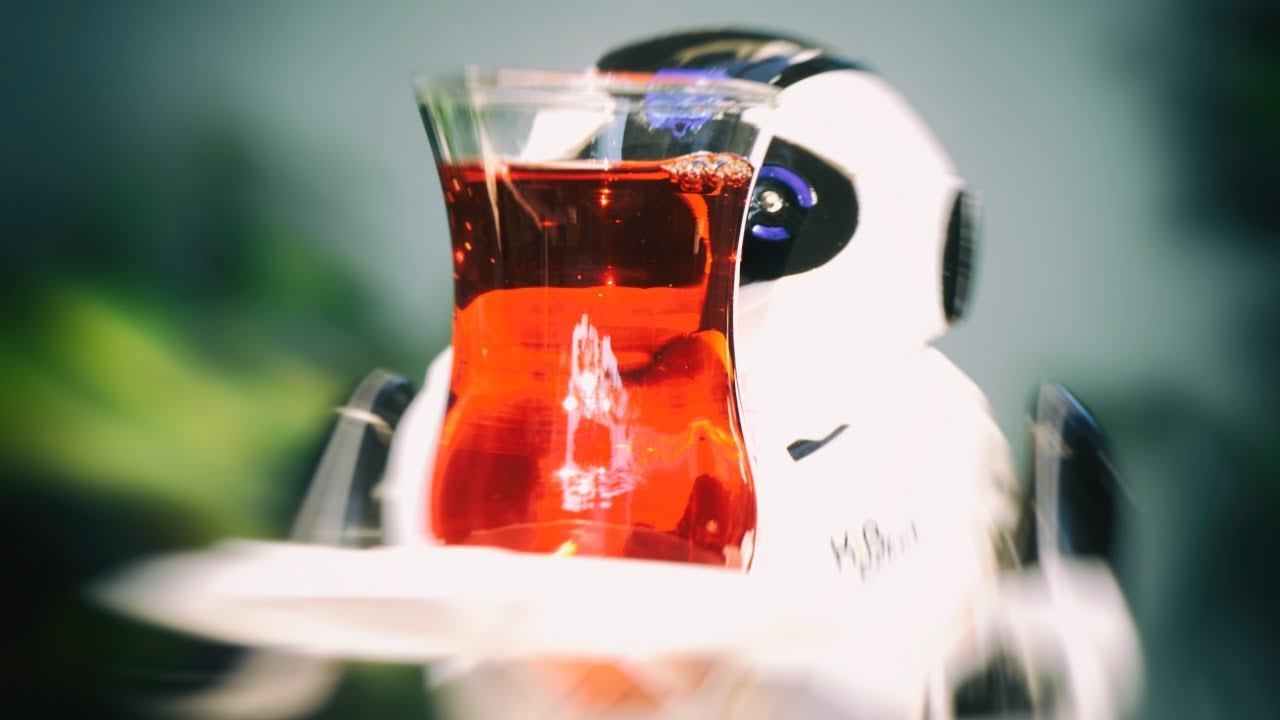 Çinli Garson Robota Ofiste Çay Taşıtmayı Denedik! (Oğlum Şuradan İki Çay Kap!)